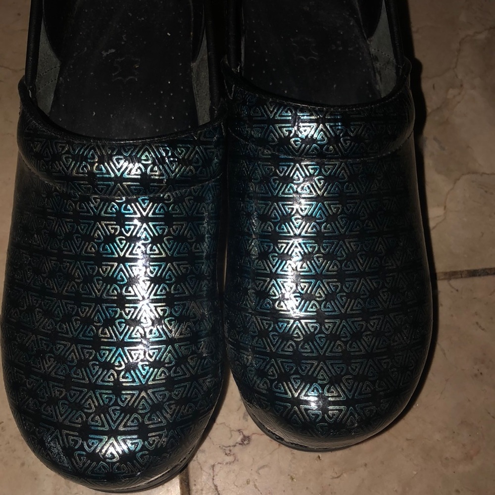 Dansko Clogs size(9)